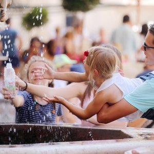 Turisti traže osvježenje na Onofrijevim fontanama u Dubrovniku