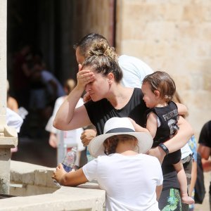 Turisti traže osvježenje na Onofrijevim fontanama u Dubrovniku