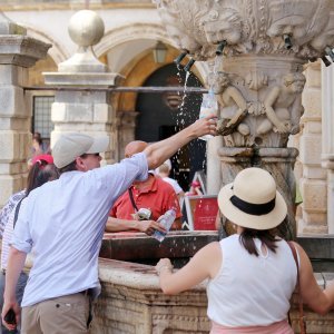 Turisti traže osvježenje na Onofrijevim fontanama u Dubrovniku