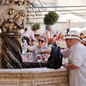 Turisti traže osvježenje na Onofrijevim fontanama u Dubrovniku