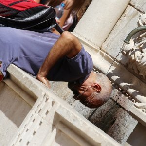 Turisti traže osvježenje na Onofrijevim fontanama u Dubrovniku