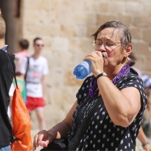 Turisti traže osvježenje na Onofrijevim fontanama u Dubrovniku