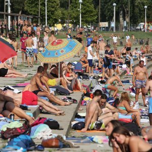 Osječani na gradskom kupalištu uz Dravu potražili osvježenje od vrućine