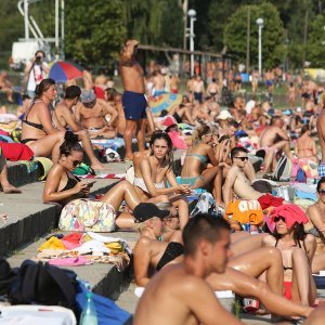 Osječani na gradskom kupalištu uz Dravu potražili osvježenje od vrućine