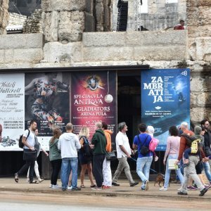 Pula: Stara gradska jezgra nakon razvedravanja opet je puna turista