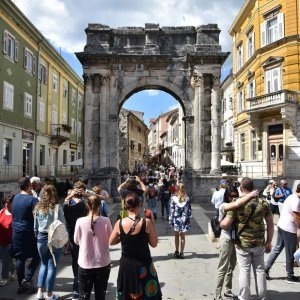 Pula: Stara gradska jezgra nakon razvedravanja opet je puna turista