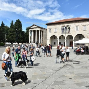 Pula: Stara gradska jezgra nakon razvedravanja opet je puna turista