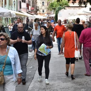 Pula: Stara gradska jezgra nakon razvedravanja opet je puna turista