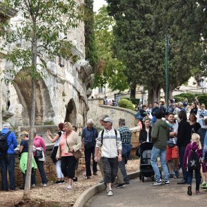 Pula: Stara gradska jezgra nakon razvedravanja opet je puna turista