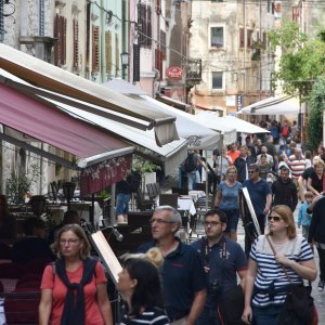 Pula: Stara gradska jezgra nakon razvedravanja opet je puna turista