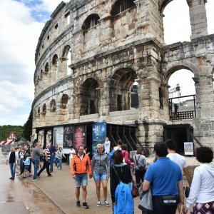 Pula: Stara gradska jezgra nakon razvedravanja opet je puna turista