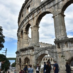 Pula: Stara gradska jezgra nakon razvedravanja opet je puna turista