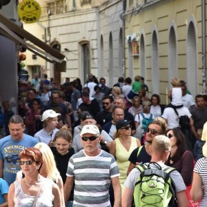 Pula: Stara gradska jezgra nakon razvedravanja opet je puna turista