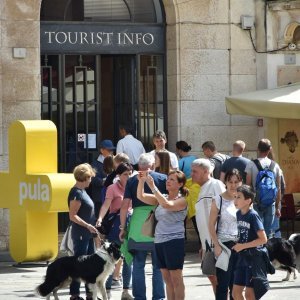 Pula: Stara gradska jezgra nakon razvedravanja opet je puna turista