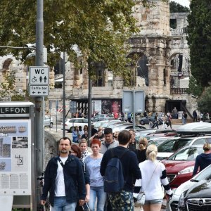 Pula: Stara gradska jezgra nakon razvedravanja opet je puna turista