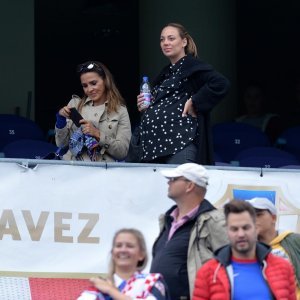 Izabel Kovačić i Vanja Modrić bodre muževe iz lože