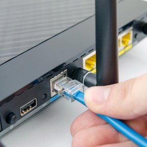 Držite router dalje od kućanskih uređaja i metalnih objekata