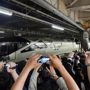 Na svoje prvo četverodnevno putovanje do Hokkaida i natrag vlak je krenuo 1. svibnja sa stanice Ueno Station u Tokiju