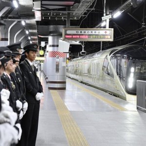 Na svoje prvo četverodnevno putovanje do Hokkaida i natrag vlak je krenuo 1. svibnja sa stanice Ueno Station u Tokiju