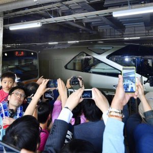 Na svoje prvo četverodnevno putovanje do Hokkaida i natrag vlak je krenuo 1. svibnja sa stanice Ueno Station u Tokiju