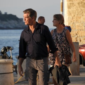 Pierce Brosnan na večeri sa suprugom