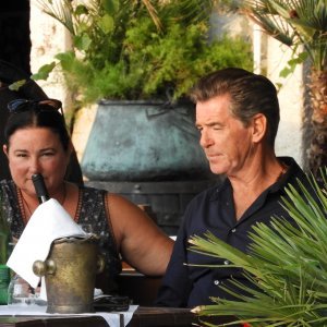Pierce Brosnan na večeri sa suprugom