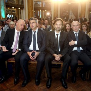 Ministar financija Zdravko Marić, ministar poljoprivrede Tomislav Tolušić, premijer RH Andrej Plenković, glavni urednik Večernjeg lista Dražen Klarić, Ivan Tolj, predsjednica Uprave Styrije Andrea Borošić