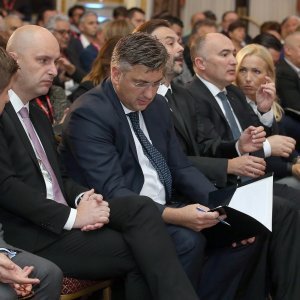 Ministar financija Zdravko Marić, ministar poljoprivrede Tomislav Tolušić, premijer RH Andrej Plenković, glavni urednik Večernjeg lista Dražen Klarić, Ivan Tolj, predsjednica Uprave Styrije Andrea Borošić