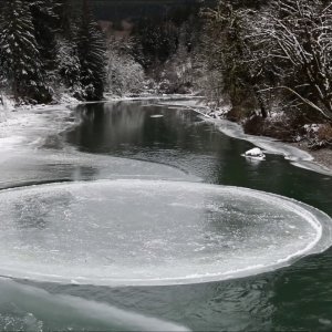 Čudni ledeni krugovi na rijekama