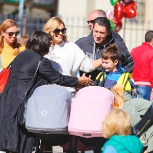 Nevena i Mak Vejzović uz djecu i prijatelje