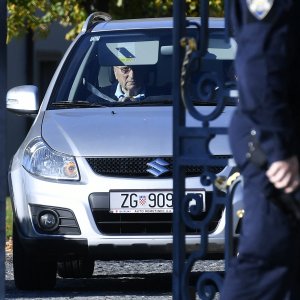 Ante Todorić na ulazu u Kulmerove dvore nakon ulaska policije