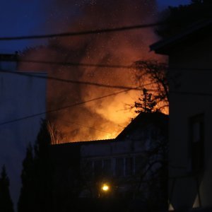 U Bjelolasičkoj ulici u Mlinovima planula je kuća