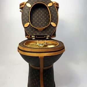 Zlatna WC školjka Louis Vuitton