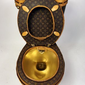 Zlatna WC školjka Louis Vuitton