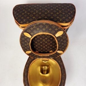 Zlatna WC školjka Louis Vuitton