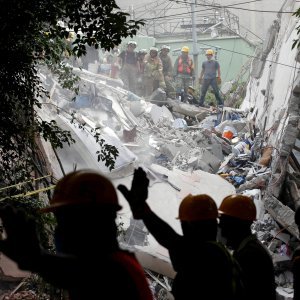 Spasitelji na ruševinama nakon potresa u Mexico cityu