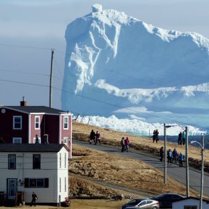 Ledenjak prolazi pored obala Kanade