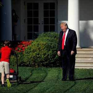 Trump pozdravlja dječaka Franka Giaccia koji je došao pokositi travu pred Bijelom kućom