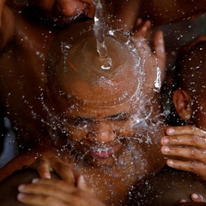 Hinduistički svećenici zajedno se kupaju tijekom obreda u Nepalu
