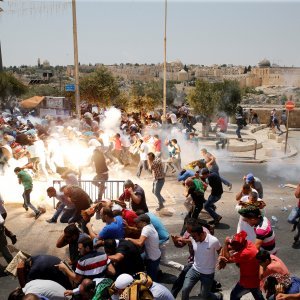 Palestinski prosvjednici bježe od suzavca kojeg su bacile izraelske snage