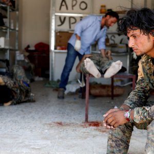 Sirijski vojnik pored ranjenog kolege u Siriji