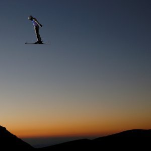 Kineski skijaš u letu na natjecanju u Španjolskoj