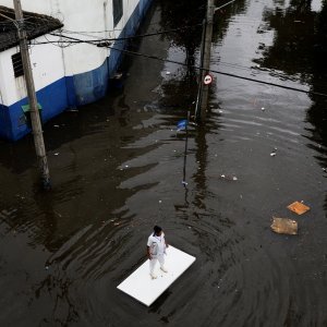Muškarac pluta na stolu u poplavama u Brazilu