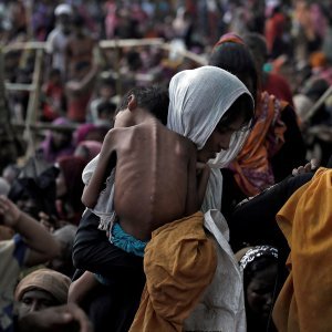 Žena nosi dijete u izbjegličkom kampu u Bangladešu