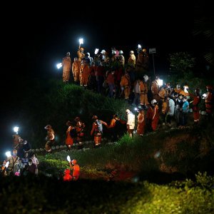 Spasitelji na pogrebu kolege koji je poginuo u poplavama u Kolumbiji