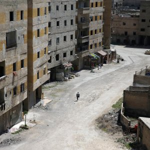Abu Malek, koji je prije četiri godine preživio napad u Damasku, hoda na štakama ulicama Sirije