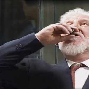 Praljak u sudnici popio otrov i preminuo