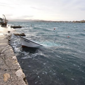 Olujno jugo tijekom noći oštetilo nekoliko brodica