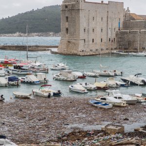 Nanosi smeća na plaži Banje u Dubrovniku