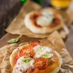 4. Pizzete s rajčicom i mozzarellom
